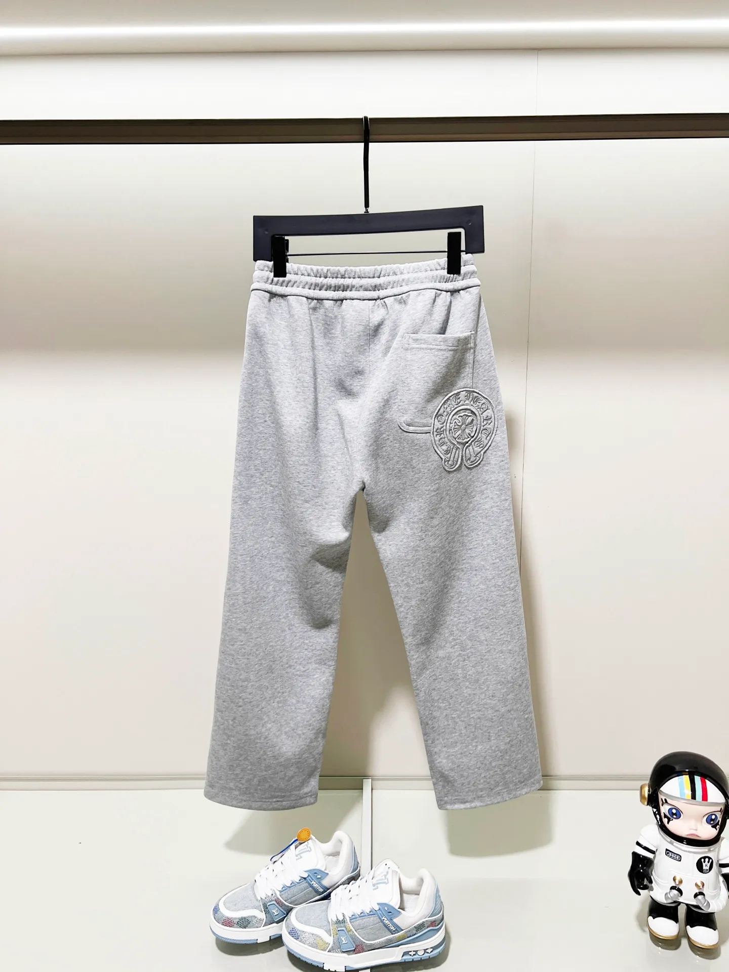 P260 chromehearts/Chrome Hearts selected 400g customized fabric sweatpants, patched horseshoe Sanskrit cross ✝️LOGO embroidery🪡 process, official synchronization, 1:1 original mold opening, fashionable personality, versatile trend, pure original quality, original washed fabric, tag, collar label, washed wheat, three complete labels, color: black, gray. Size: M-3XL